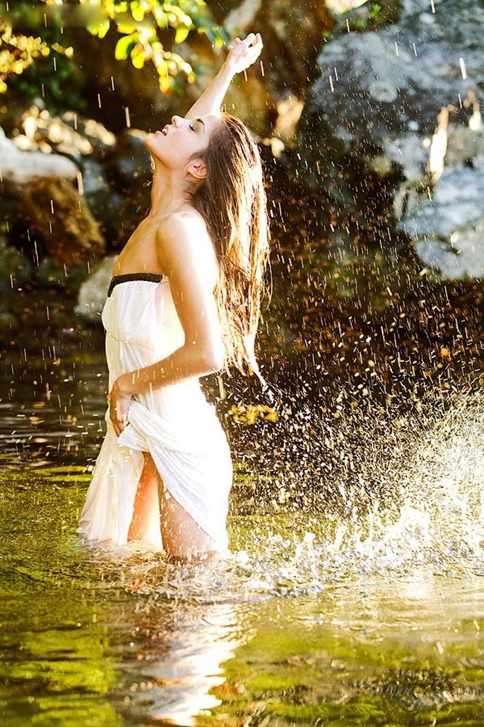 Marie Avgeropoulos in Zaragoza