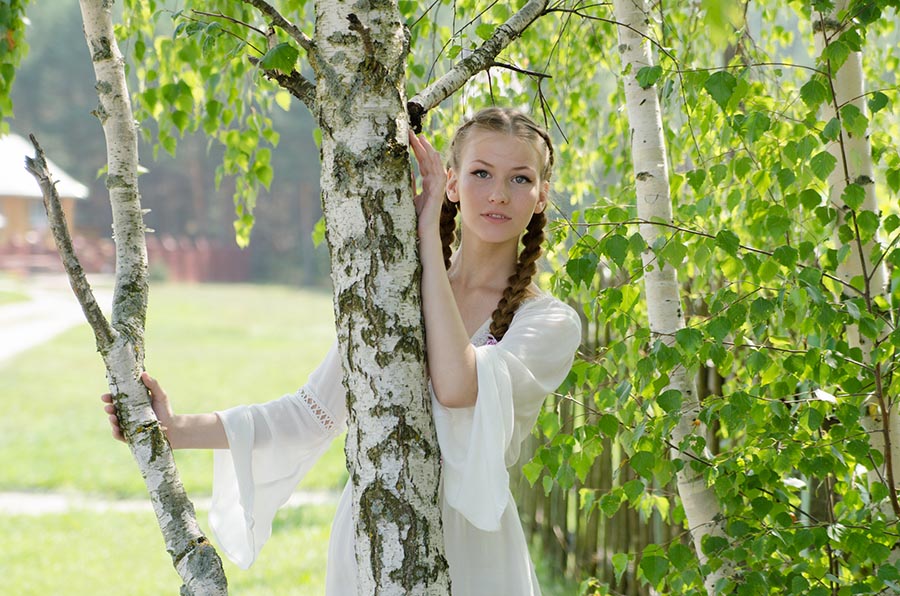 Women in Slavic costumes in Zaragoza
