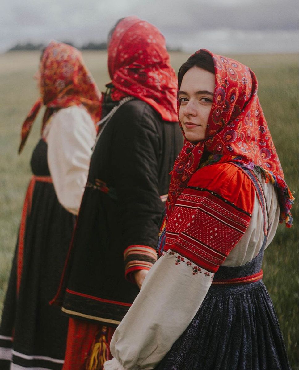 Women in Slavic costumes in Zaragoza