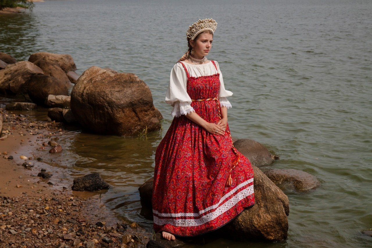 Women in Slavic costumes in Zaragoza