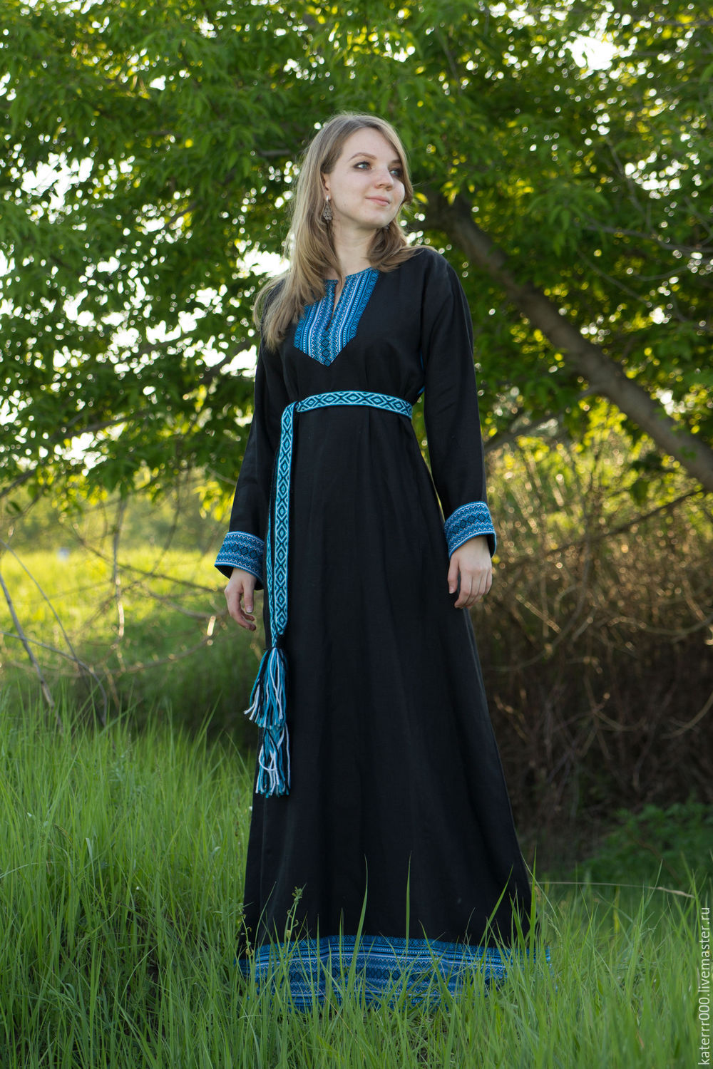 Women in Slavic costumes in Zaragoza