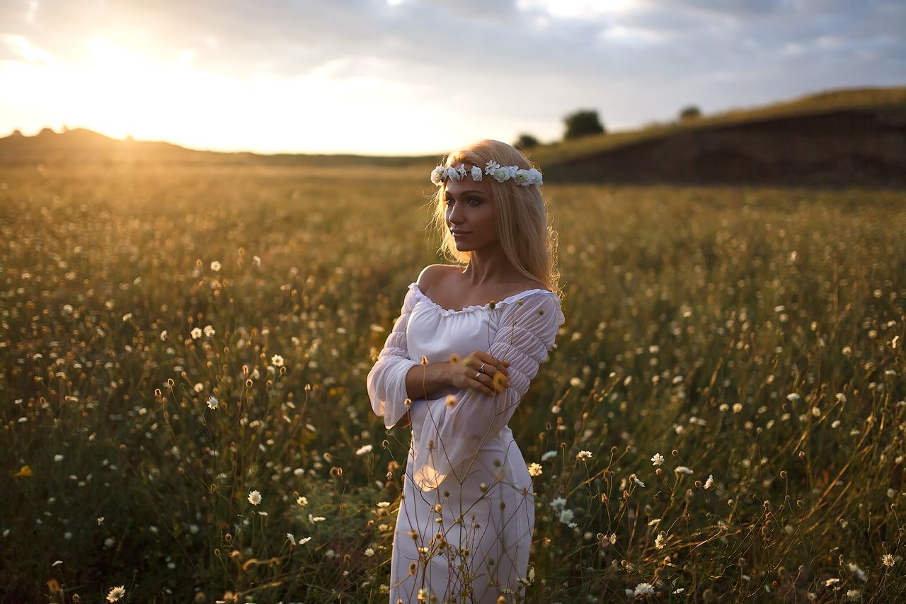 Girls in Slavic costumes in Zaragoza